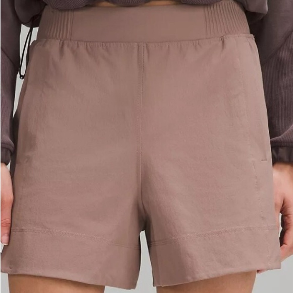 Lululemon Stretch Woven Relaxed-Fit High-Rise Short 4"
Taupetastic, Size Medium